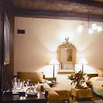Santikos Mansion, Santikos Collection 招待所